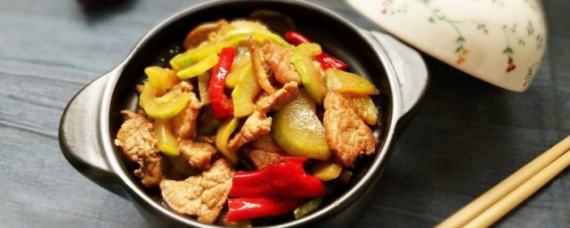 西葫芦炖烧肉怎样做 怎样做西葫芦炖烧肉