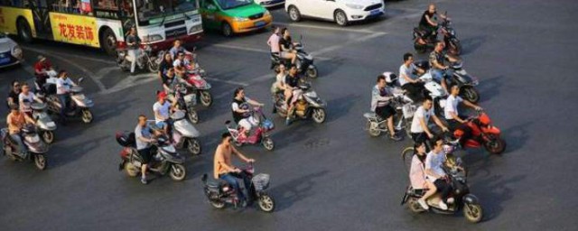 骑电动车走路技巧 骑电动车走路技巧有什么