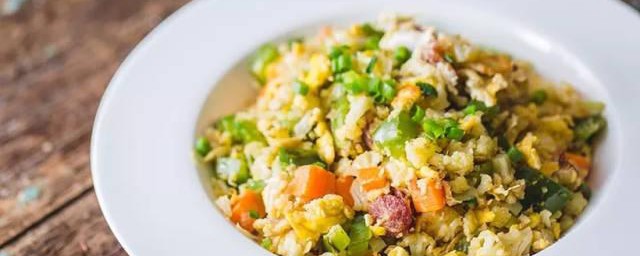 胡萝卜青椒炒饭如何做 胡萝卜青椒炒饭的做法