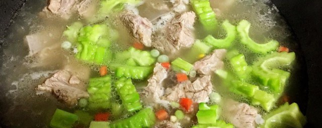 苦瓜藕炖排骨怎样做 苦瓜藕炖排骨汤的做法