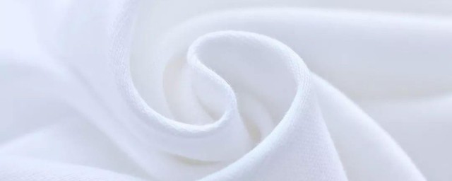 白色衣服沾上泥水如何办洗了 洗掉白衣服上的泥水的小秘诀