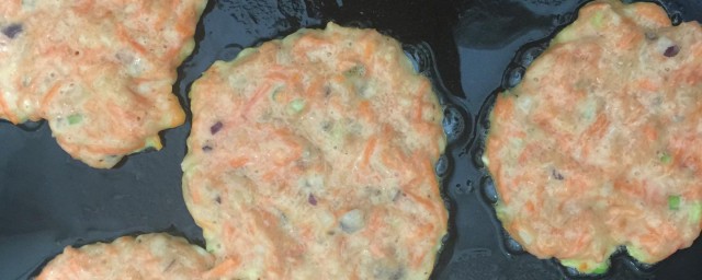 胡萝卜芹菜鸡肉饼的做法 如何做胡萝卜芹菜鸡肉饼