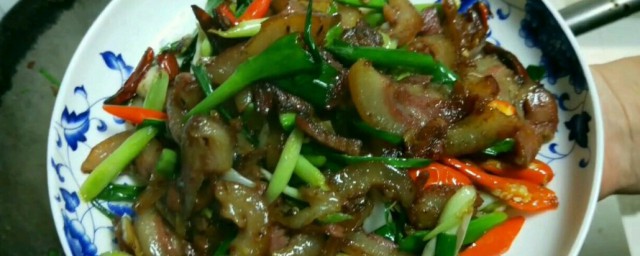猪头肉炒青椒胡萝卜片的做法 猪头肉炒青椒胡萝卜片怎样做