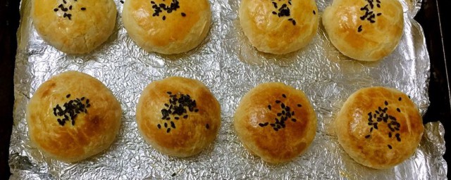 酥皮绿豆饼的做法 酥皮绿豆甜饼家常烤制技巧分享