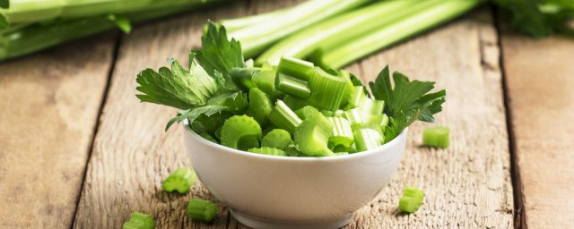 花生芹菜拌煎蛋 花生芹菜拌煎蛋 的做法