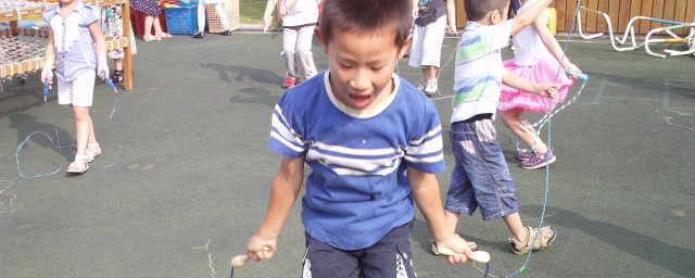 小孩子准确的跳绳要领 儿童跳绳的准确要领