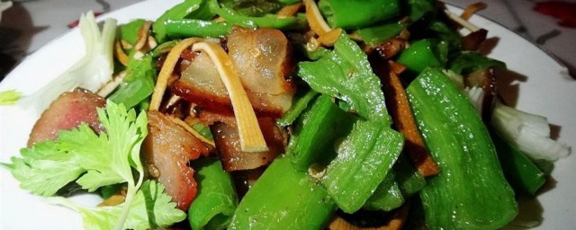 青椒茄丝腊肉如何做 做青椒茄丝腊肉的步骤