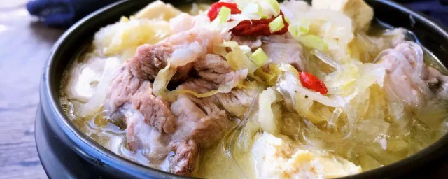 酸菜汆白肉如何做 做酸菜汆白肉的流程