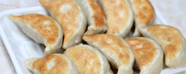 煎饺怎样做容易不粘锅 煎饺不粘锅的技巧