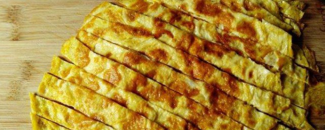 鸡蛋饼拌凉菜怎么做好吃 鸡蛋饼拌凉菜的做法
