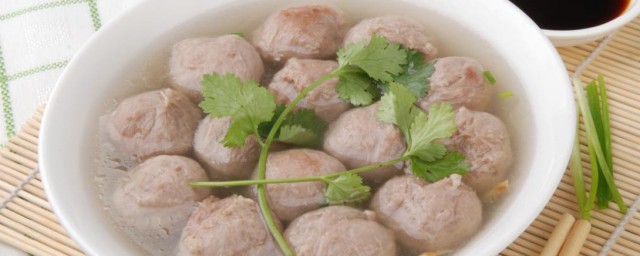 家庭自制的牛肉丸子如何做 自制的牛肉丸子的做法