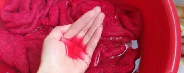 衣服用什么泡水不退色 衣服怎么泡不褪色
