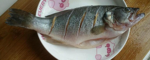 去鲈鱼腥线的要领 如何去鲈鱼腥线
