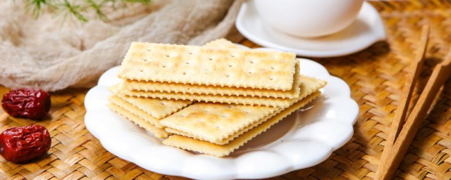 葱香苏打饼干的做法 在家怎么自制葱香苏打饼干