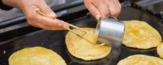 怎么做灌汤饼子 鸡蛋灌饼的做法