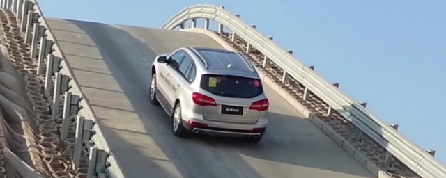 上坡堵车后溜技巧 怎样操作上坡时不会溜车