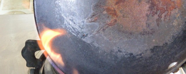 铁锅油垢太厚了怎么去除 铁锅油垢太厚了解决办法