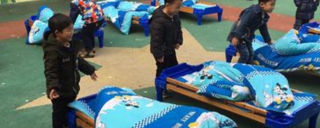 幼儿园午休叠被子次序 简述幼儿园怎样教午休叠被子