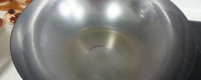 平锅有油泥用什么技巧去除 平锅有油泥怎样去除呢