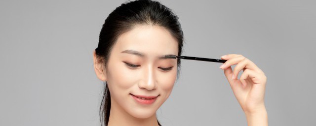怎样挑选眉笔颜色 怎样选择适合自己的眉笔
