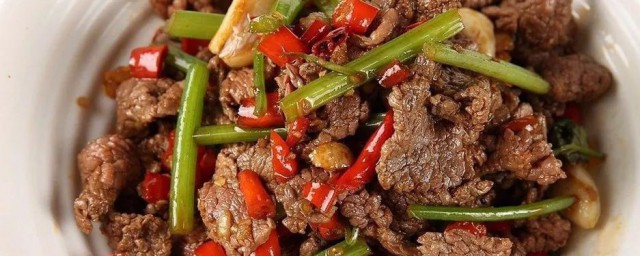 小炒牛肉怎样做好吃又嫩 小炒牛肉的烹饪技巧