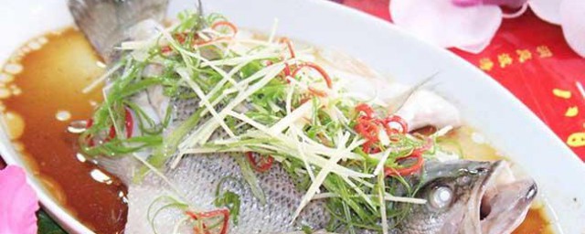 川菜清蒸鲈鱼如何做才好吃 川菜清蒸鲈鱼的做法介绍