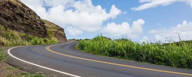 高速转弯最简单的技巧 高速公路行驶转弯技巧详解