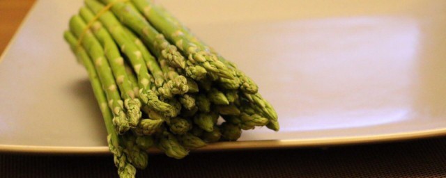 腌肉炒芦笋怎么做 制作腌肉炒芦笋的方法
