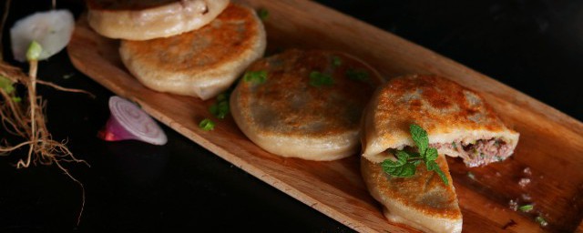 三鲜馅饼如何做 在家怎么做榆钱韭菜鸡蛋三鲜馅饼