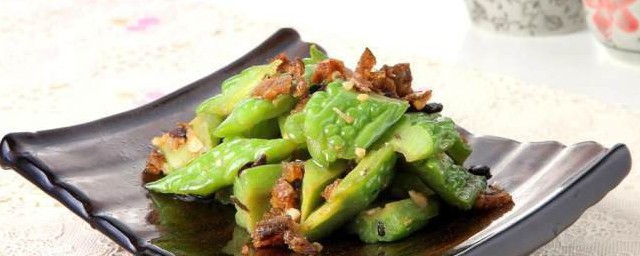 豆豉鲮鱼炒凉瓜教程 豆豉鲮鱼炒凉瓜的烹饪技巧