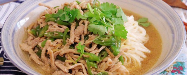 疙瘩青椒肉丝面怎样做 疙瘩青椒肉丝面需要什么材料