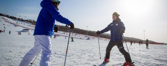 双板滑雪如何侧滑 双板滑雪的侧滑要领