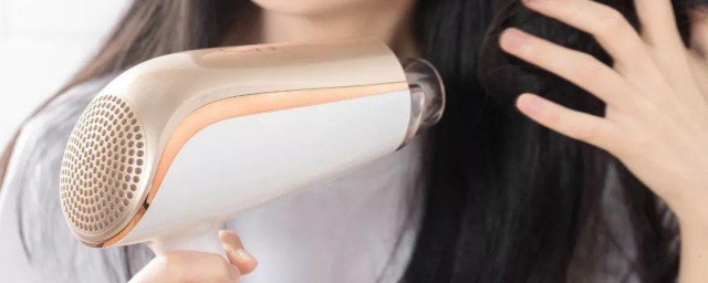 湿头发吹干技巧 湿头发加速吹干的技巧