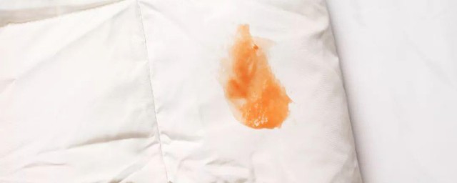 白色羽绒服表面脏了如何擦 白色羽绒服表面脏了解决要领