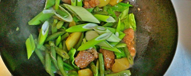 大葱炖猪肉如何做 大葱炖猪肉需要什么材料