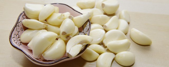 剥好的大蒜能放冷冻吗 能冷冻剥好的大蒜吗