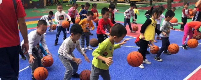 锻炼幼儿拍球的精确技巧 孩子拍球锻炼孩子什么能力