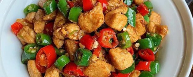 彩蔬炒鸡丁 彩蔬炒鸡丁的做法