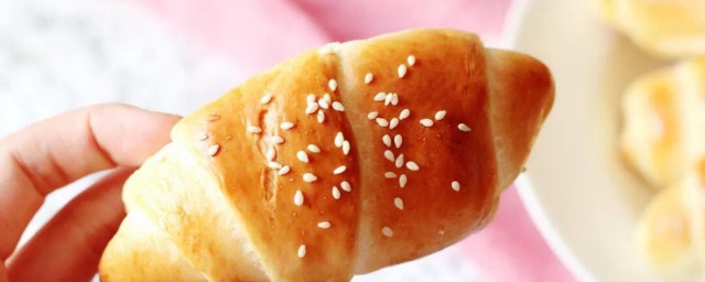 酥皮牛角包怎样做 酥皮牛角包胚做好后要放入烤箱烤多久