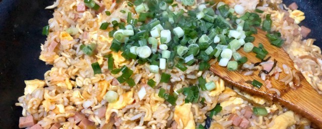 如何制作好吃的方便面碎炒饭 好吃的方便面碎炒饭的做法