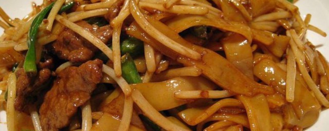 韭菜豆芽炒河粉怎样做 制作韭菜豆芽炒河粉的技巧