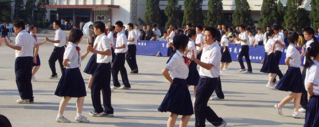 不敢跳学校的集体交际舞怎样办 不敢跳学校的集体交际舞应该怎样做
