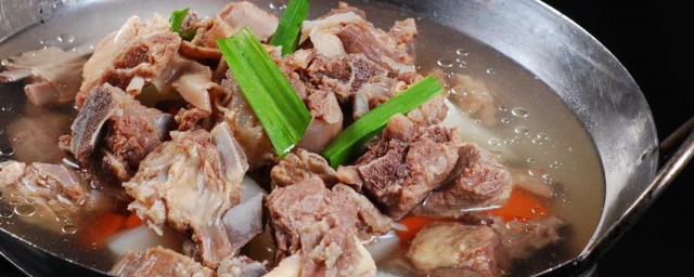羊排炖鲫鱼煲怎样做 羊排炖鲫鱼煲的做法