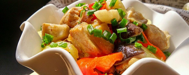 香菇土豆鸡块煲如何做 制作香菇土豆鸡块煲的方法