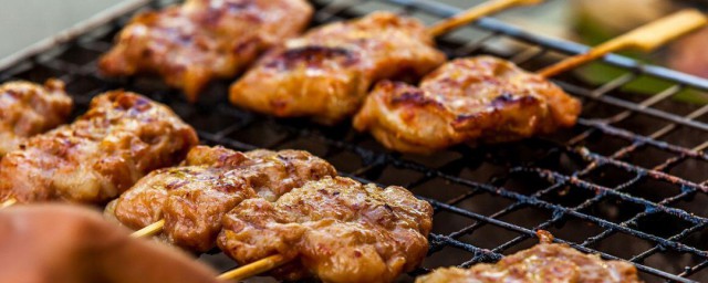 韩式辣酱烤鸡肉串怎样做 韩式辣酱烤鸡肉串做法