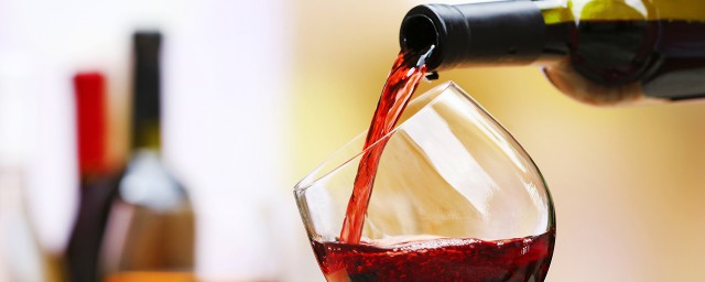 精确喝果酒的技巧 怎样精确喝果酒