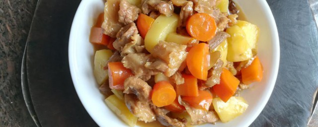 土豆胡萝卜焖牛肉如何做 做土豆胡萝卜焖牛肉的流程
