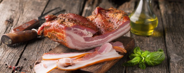 尖椒炒腊肉怎样做 尖椒炒腊肉的烹饪技巧