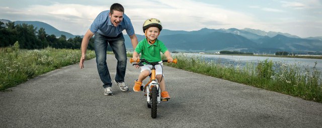 孩子学单车的技巧 怎样精确教孩子学骑自行车