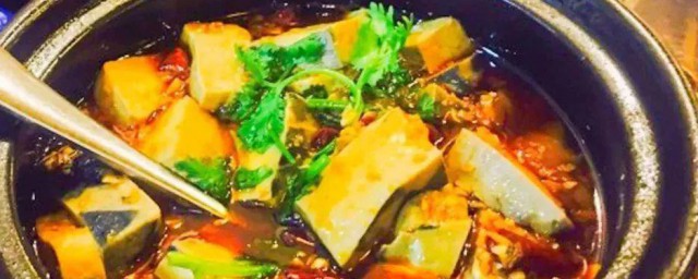 臭豆腐肥肠煲怎么做 臭豆腐肥肠煲的做法